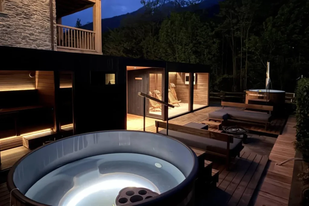 Area relax con sauna, tinozze fillandesi e spiaggia di sale ai piedi del Monte Bianco